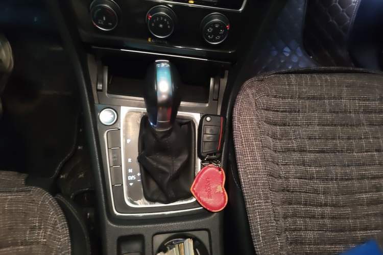 Used Volkswagen Golf 2018 230TSI Automatic Luxury Version Gear Lever