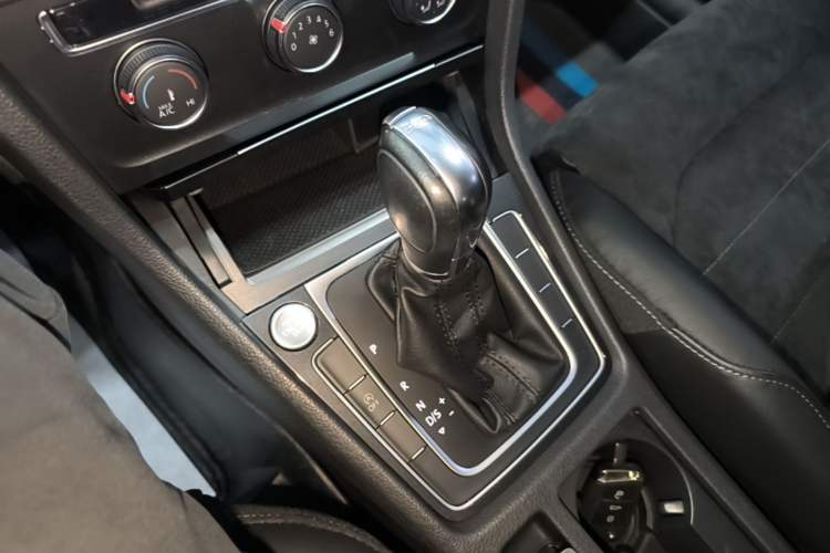 Used Volkswagen Golf 2018 230TSI Automatic Luxury Version Gear Lever