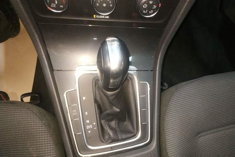Used Volkswagen Golf 2018 230TSI Automatic Comfort Model Gear Lever