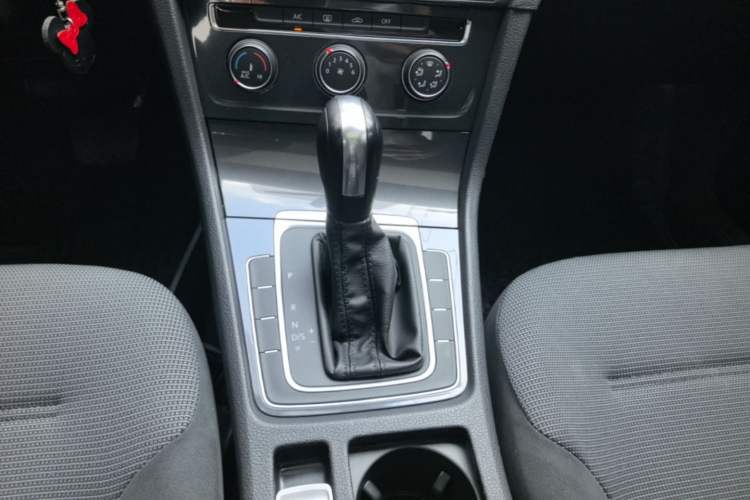 Used Volkswagen Golf 2018 1.6L Automatic Comfort Model Gear Lever