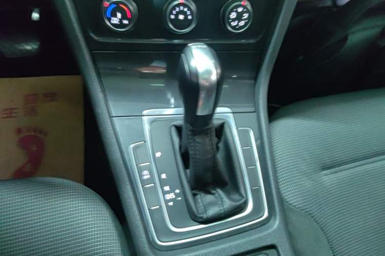 Used Volkswagen Golf 2018 230TSI Automatic Comfort Model Gear Lever