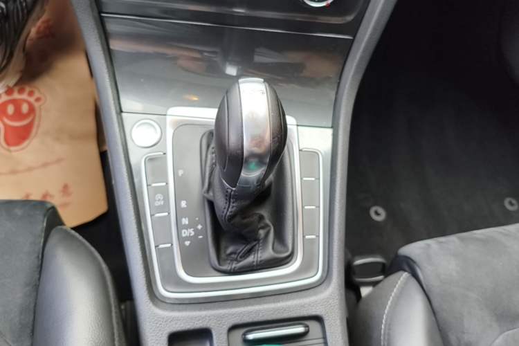 Used Volkswagen Golf 2018 230TSI Automatic Luxury Version Gear Lever