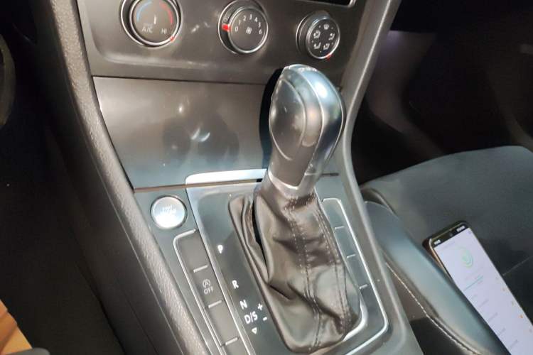 Used Volkswagen Golf 2018 230TSI Automatic Luxury Version Gear Lever