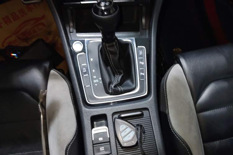 Used Volkswagen Golf 2018 280TSI Automatic R-Line Model Gear Lever