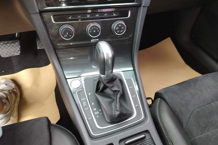 Used Volkswagen Golf 2018 230TSI Automatic Luxury Version Gear Lever
