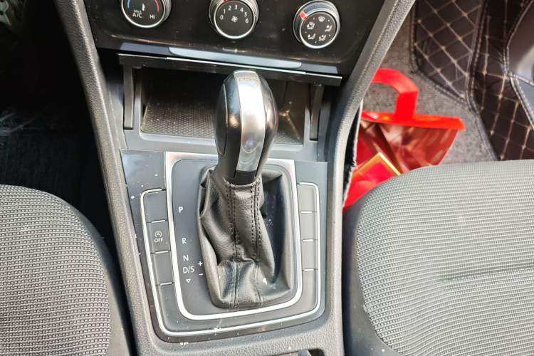 Used Volkswagen Golf 2018 230TSI Automatic Comfort Model Gear Lever