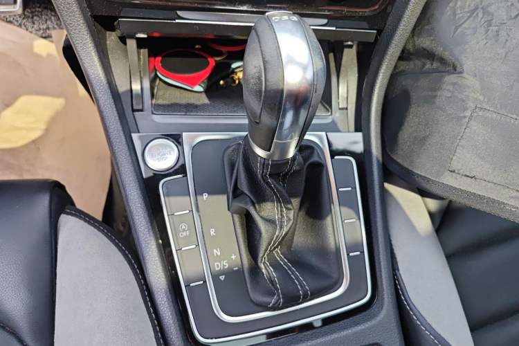 Used Volkswagen Golf 2018 280TSI Automatic R-Line Model Gear Lever