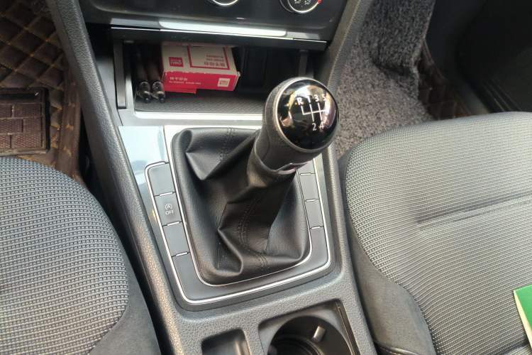 Used Volkswagen Golf 2018 230TSI Manual Comfort Version Gear Lever