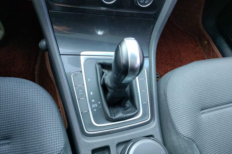 Used Volkswagen Golf 2018 230TSI Automatic Comfort Model Gear Lever