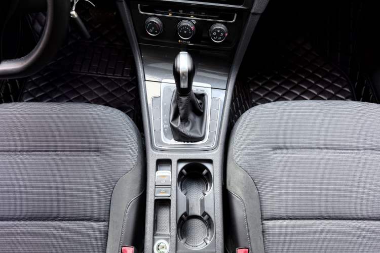 Used Volkswagen Golf 2018 1.6L Automatic Comfort Model Gear Lever