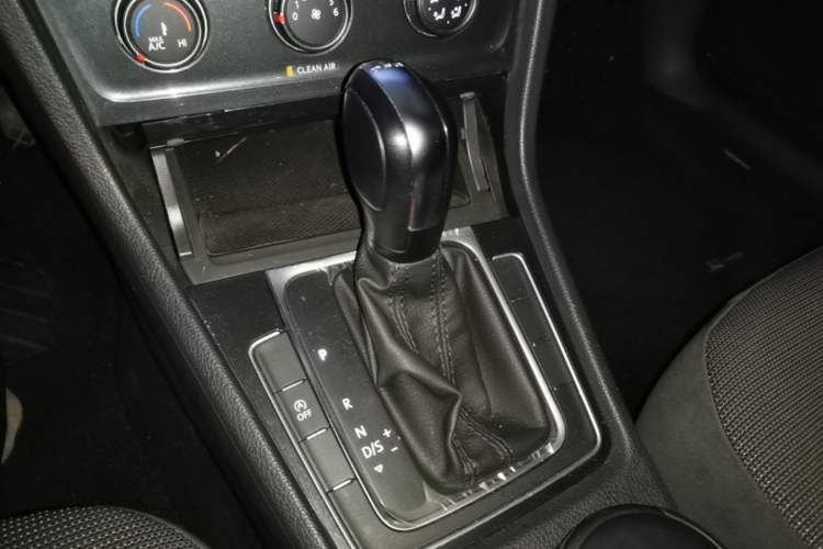 Used Volkswagen Golf 2018 230TSI Automatic Comfort Model Gear Lever