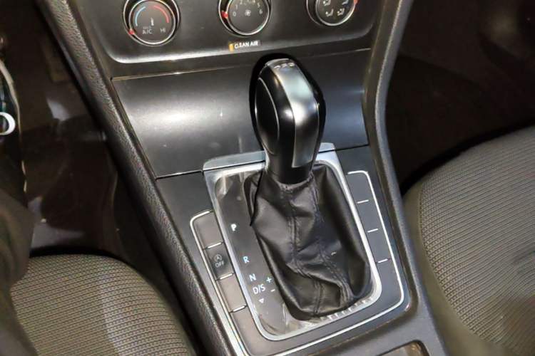 Used Volkswagen Golf 2018 230TSI Automatic Comfort Model Gear Lever
