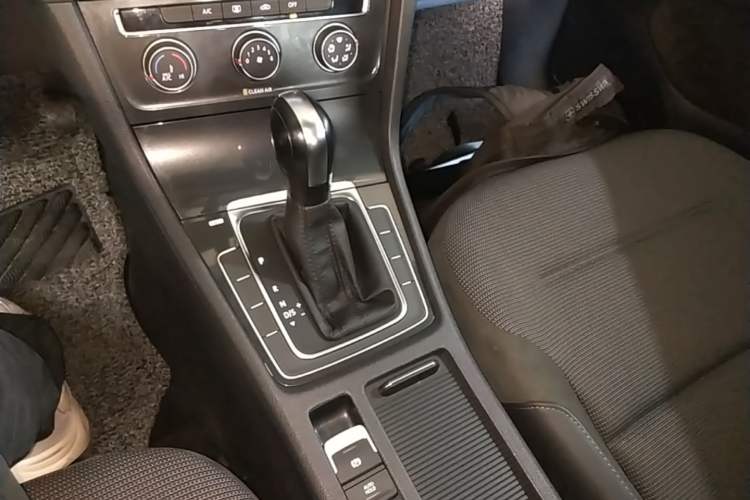 Used Volkswagen Golf 2018 1.6L Automatic Comfort Model Gear Lever