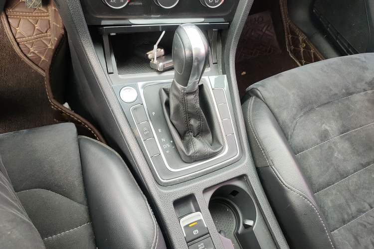 Used Volkswagen Golf 2018 230TSI Automatic Luxury Version Gear Lever