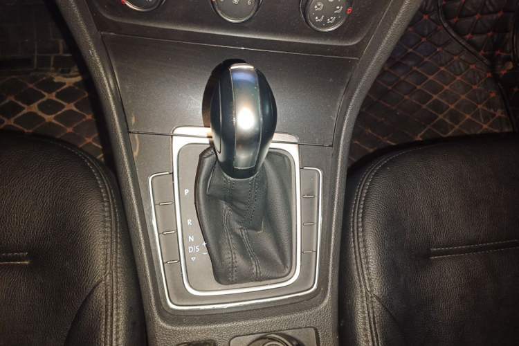 Used Volkswagen Golf 2018 1.6L Automatic Comfort Model Gear Lever