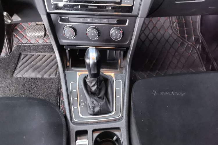 Used Volkswagen Golf 2018 1.6L Automatic Comfort Model Gear Lever