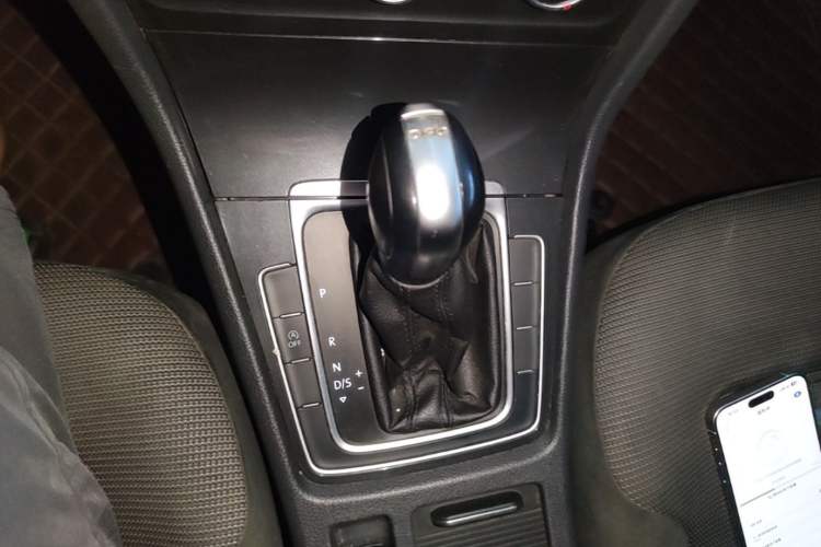 Used Volkswagen Golf 2018 230TSI Automatic Comfort Model Gear Lever