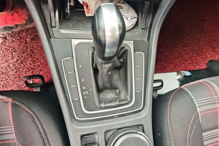 Used Volkswagen Golf 2018 1.6L Automatic Comfort Model Gear Lever