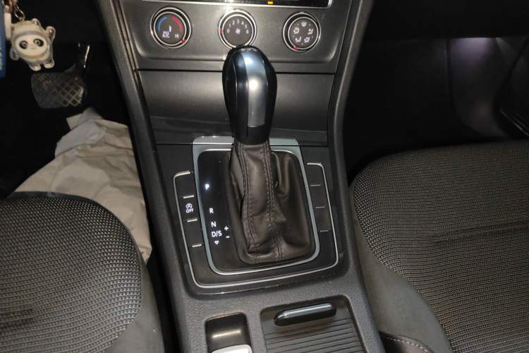 Used Volkswagen Golf 2018 230TSI Automatic Comfort Model Gear Lever