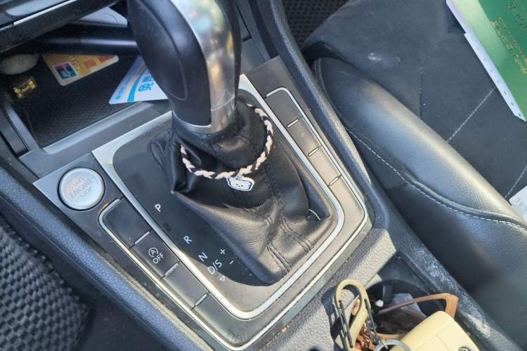 Used Volkswagen Golf 2018 230TSI Automatic Luxury Version Gear Lever
