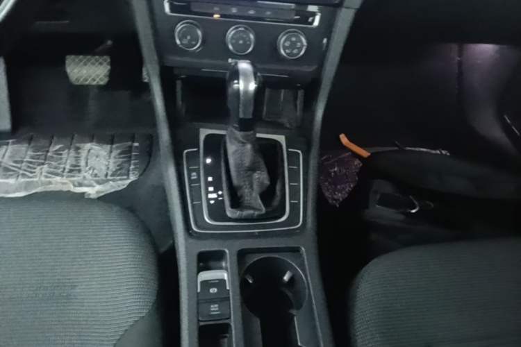 Used Volkswagen Golf 2018 230TSI Automatic Comfort Model Gear Lever