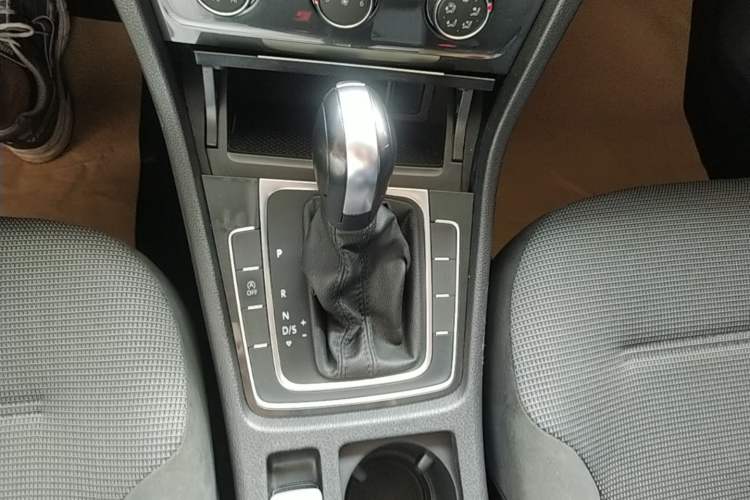 Used Volkswagen Golf 2018 230TSI Automatic Comfort Model Gear Lever