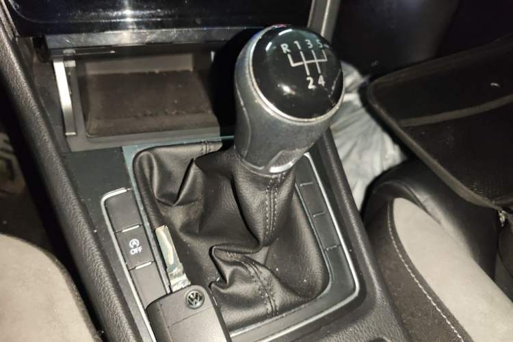 Used Volkswagen Golf 2018 230TSI Manual Comfort Version Gear Lever