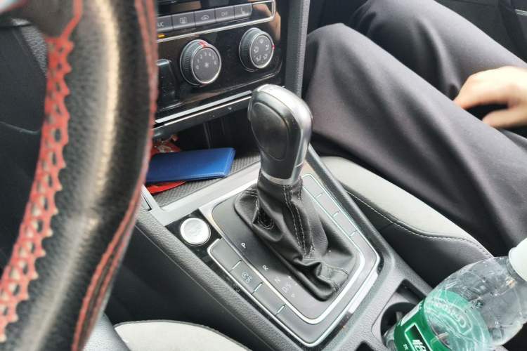 Used Volkswagen Golf 2018 280TSI Automatic R-Line Model Gear Lever