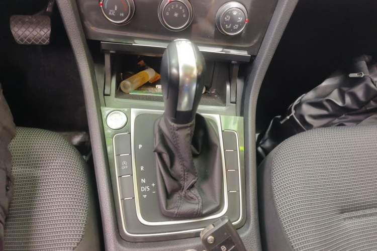Used Volkswagen Golf 2018 230TSI Automatic Comfort Model Gear Lever