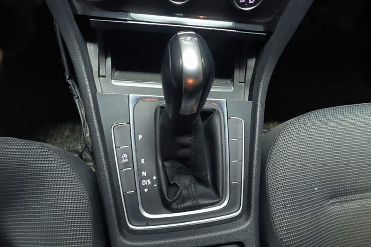 Used Volkswagen Golf 2018 230TSI Automatic Comfort Model Gear Lever