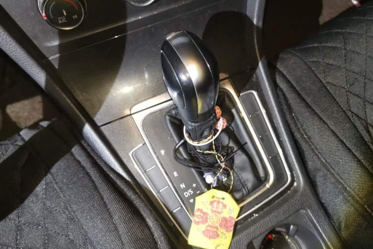 Used Volkswagen Golf 2018 1.6L Automatic Comfort Model Gear Lever