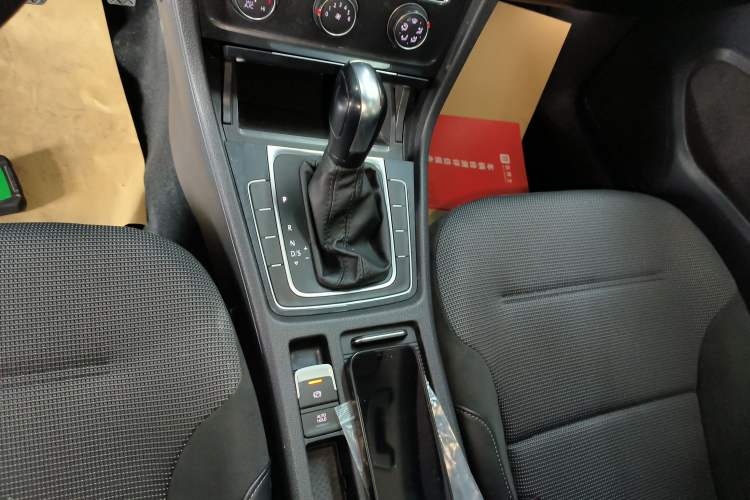 Used Volkswagen Golf 2018 1.6L Automatic Comfort Model Gear Lever