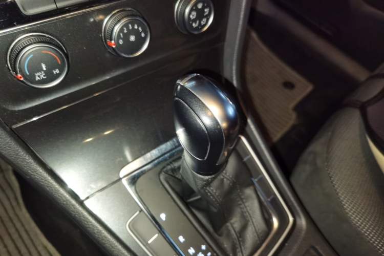 Used Volkswagen Golf 2018 1.6L Automatic Comfort Model Gear Lever
