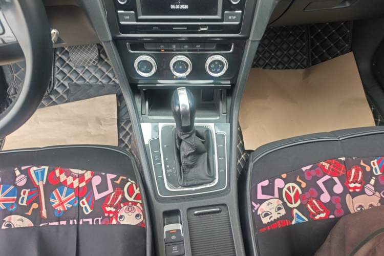 Used Volkswagen Golf 2018 230TSI Automatic Comfort Model Gear Lever