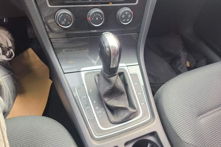 Used Volkswagen Golf 2018 230TSI Automatic Comfort Model Gear Lever