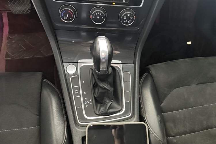 Used Volkswagen Golf 2018 230TSI Automatic Luxury Version Gear Lever