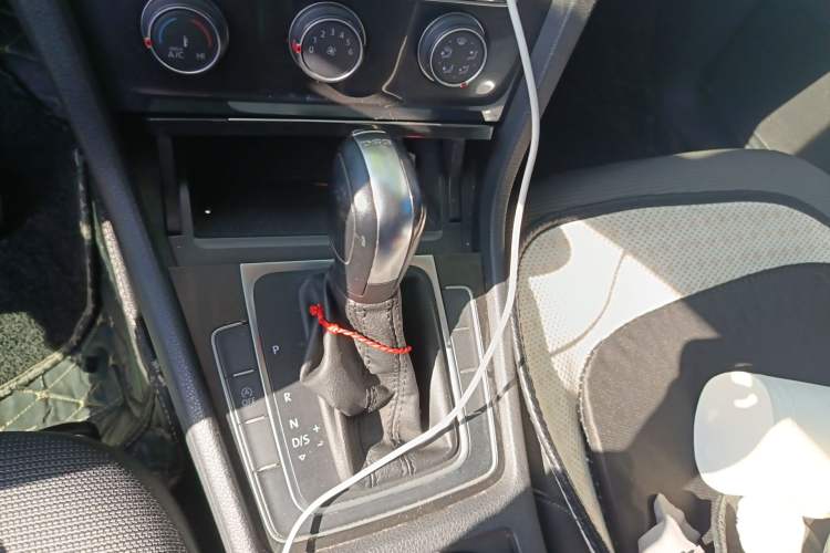 Used Volkswagen Golf 2018 230TSI Automatic Comfort Model Gear Lever