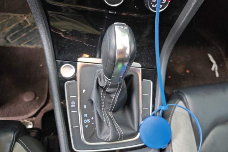 Used Volkswagen Golf 2018 280TSI Automatic R-Line Model Gear Lever