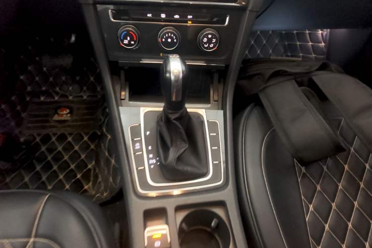 Used Volkswagen Golf 2018 230TSI Automatic Comfort Model Gear Lever