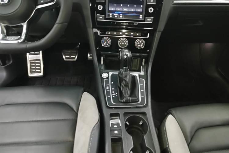 Used Volkswagen Golf 2018 280TSI Automatic R-Line Model Gear Lever