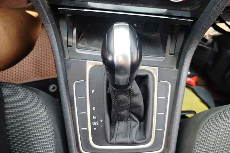 Used Volkswagen Golf 2018 1.6L Automatic Comfort Model Gear Lever