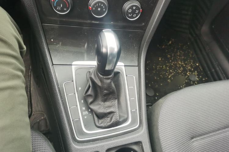 Used Volkswagen Golf 2018 1.6L Automatic Comfort Model Gear Lever