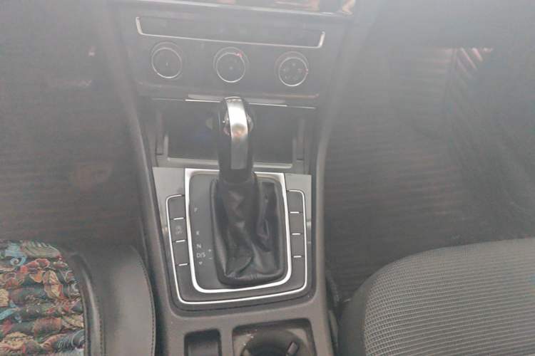 Used Volkswagen Golf 2018 230TSI Automatic Comfort Model Gear Lever