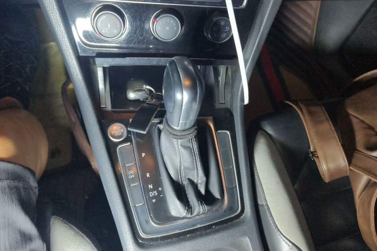 Used Volkswagen Golf 2018 280TSI Automatic R-Line Model Gear Lever