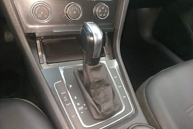 Used Volkswagen Golf 2018 230TSI Automatic Comfort Model Gear Lever