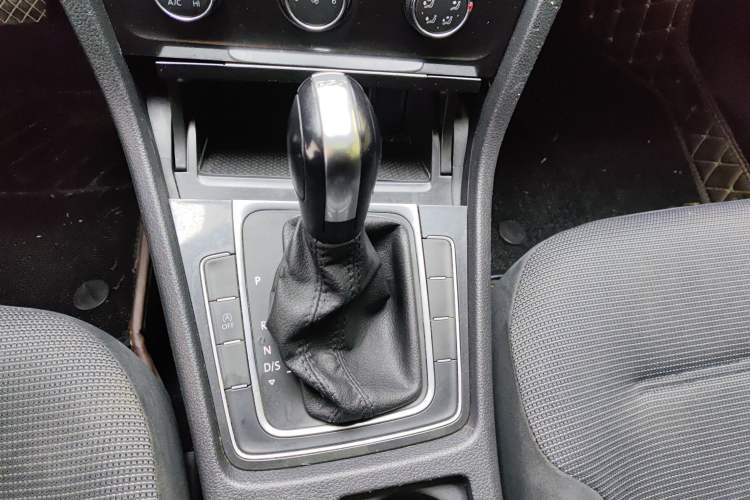 Used Volkswagen Golf 2018 230TSI Automatic Comfort Model Gear Lever