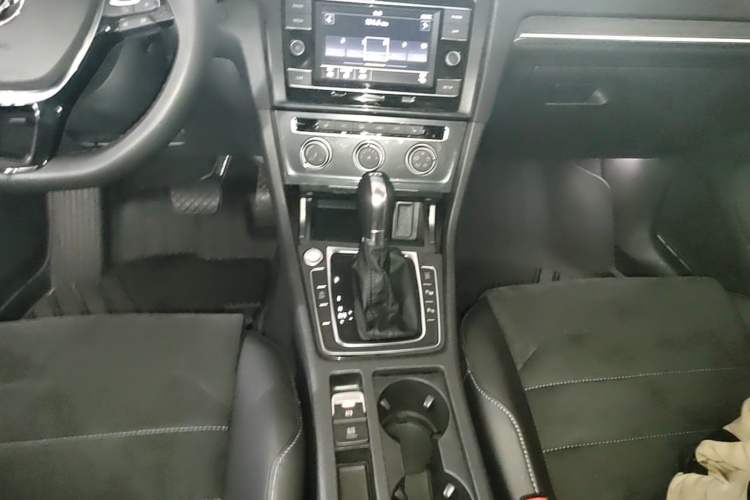 Used Volkswagen Golf 2018 230TSI Automatic Luxury Version Gear Lever