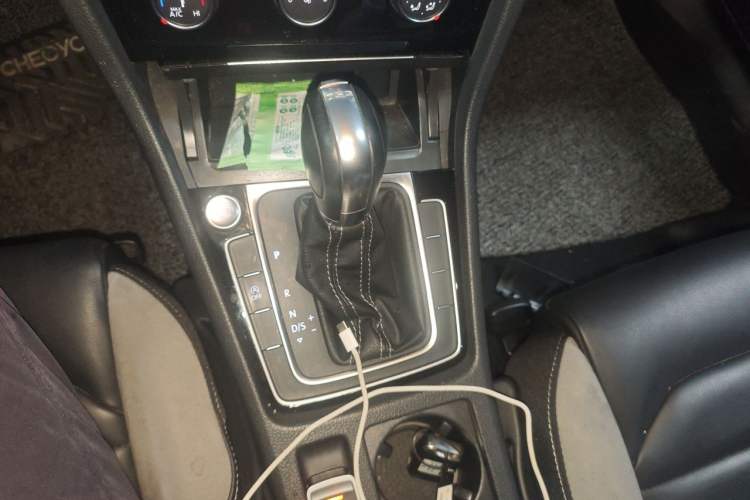 Used Volkswagen Golf 2018 280TSI Automatic R-Line Model Gear Lever