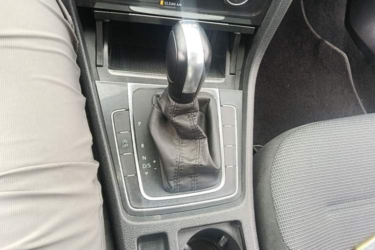 Used Volkswagen Golf 2018 230TSI Automatic Comfort Model Gear Lever