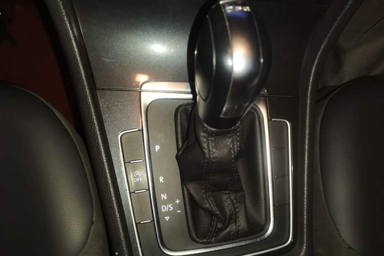 Used Volkswagen Golf 2018 230TSI Automatic Comfort Model Gear Lever